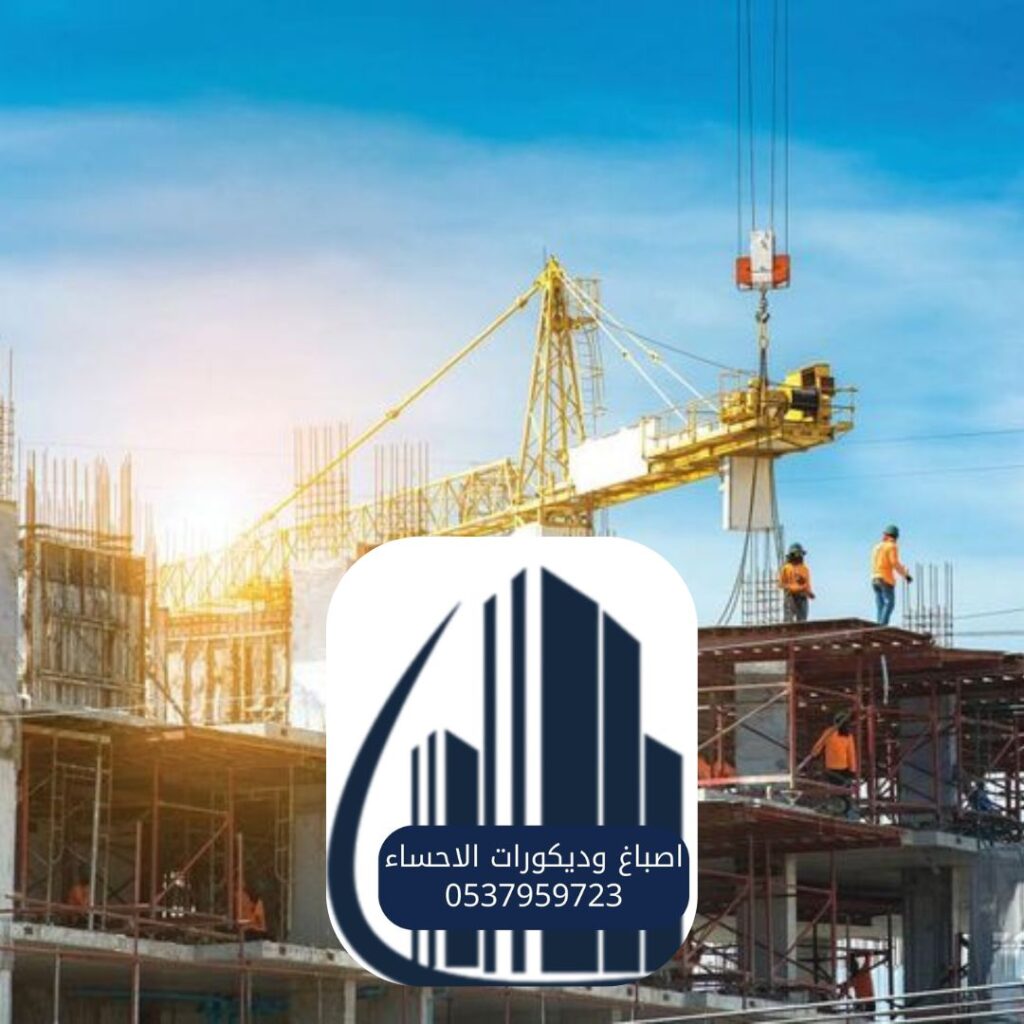 فريق مقاولات إنشاءات الأحساء أثناء أعمال العزل الحراري